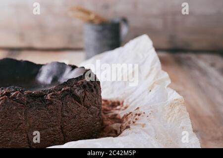 Schokolade baskischen Käsekuchen auf einem Holztisch bereit zu dienen Stockfoto
