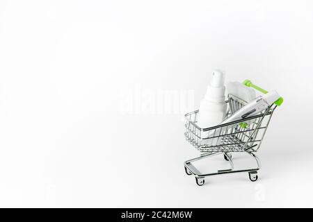 Thermometer, Gel und Spray zur Desinfektion im Warenkorb. Stockfoto