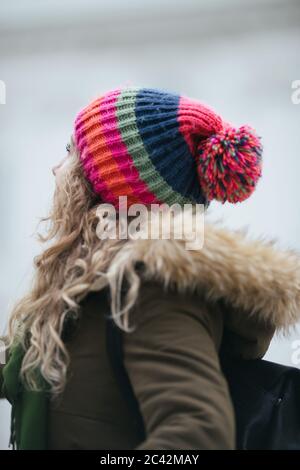 Winter Porträt einer Frau mit bunten Hut Stockfoto