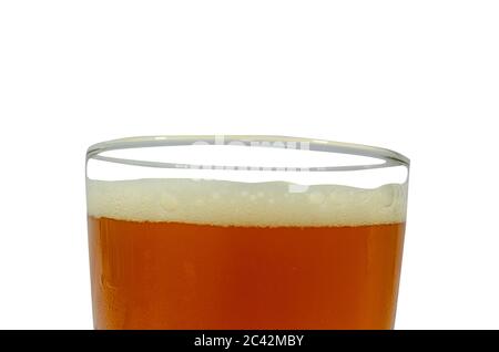 Bier in einem Glas auf weißem Hintergrund Stockfoto