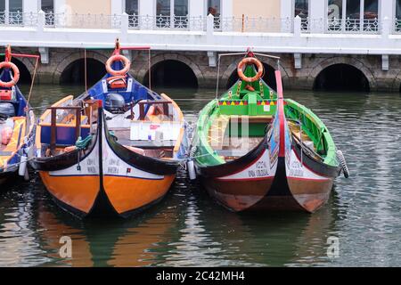 Die typischen Boote der Stadt aveiro in portugal, die Moliceiros sind handbemalt entsprechend den Traditionen und berühmten Figuren wie Cristiano r. Stockfoto