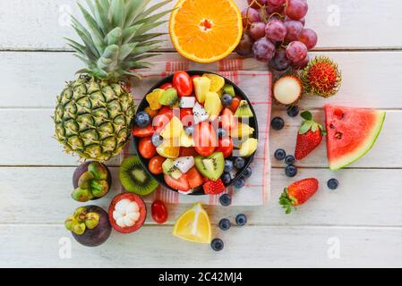 Frische Obstsalatschüssel / gesunde Ernährung Sommer Obst und Beeren Stockfoto