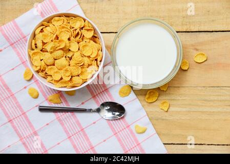 Cornflakes Schüssel und Milch Frühstück Getreide auf Holzhintergrund für gesunde Ernährung Stockfoto