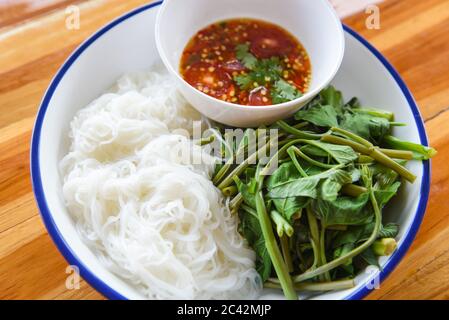 Thai-Essen Draufsicht Reisnudeln mit Chili-Sauce würzig auf Teller / Reis vermicelli und Gemüse asiatischen Stil Essen serviert Stockfoto