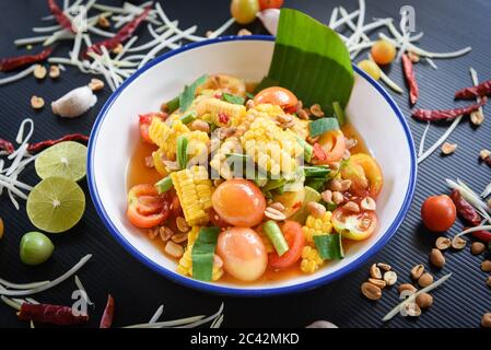 Mais-Salat-Essen thai-Menü / würziger Salat Obst und Gemüse Kräuter und Gewürze Zutaten mit Chili-Tomate Erdnuss Knoblauch auf dem Teller serviert Stockfoto