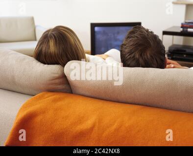 Paar beim Fernsehen (Rückansicht) Stockfoto
