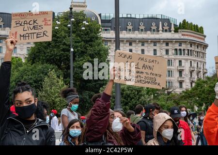 Protestierende hielten Plakate mit den Worten "Black Lives Matter", "Es ist 401 Jahre vergangen" während der Protestversammlung in Solidarität mit der BLM-Bewegung. Stockfoto