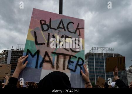 Der Protestler hält ein Plakat mit den Worten Black Live Matter und eine erhobene Faust mit Regenbogenfarben. Protestversammlung in Solidarität mit der BLM-Bewegung.Mailand Stockfoto