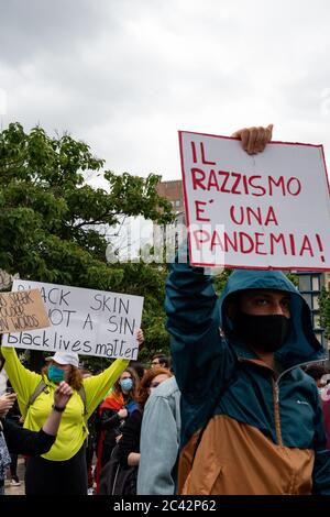 Der Protestierende hält ein Plakat (die italienischen Worte: "Rassismus ist eine Pandemie!") Während der Protestversammlung in Solidarity to Black Lives Matter (BLM) Bewegung. Stockfoto