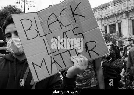 Protestler mit Plakat mit den Worten "Black Lives Matter" während der Protestversammlung in Solidarität mit der BLM-Bewegung neben dem Mailänder Hauptbahnhof Stockfoto