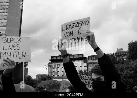 Protestierende mit Plakaten mit den Worten "Black Lives Matter", "Rassismus ist keine Meinung" während der Protestversammlung in Solidarität mit der BLM-Bewegung. Stockfoto