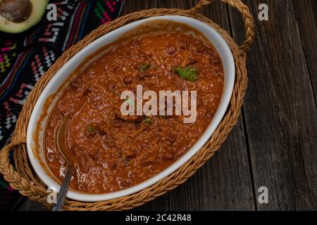 Vegane Chili mit Seitan und Bohnen in weißen Keramikschale auf Holztisch, kopieren Raum Stockfoto