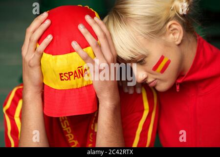 Enttäuschter junger Mann (spanische Fans) im Stadion Stockfoto