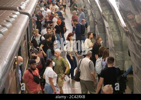 Moskau, Russland. Juni 2020. Am 23. Juni 2020 werden Menschen an einer U-Bahn-Station in Moskau, Russland, gesehen. Russland verzeichnete 7,425 COVID-19 Fälle in den letzten 24 Stunden, was seine insgesamt auf 599,705, sagte das Coronavirus Response Center des Landes in einer Erklärung am Dienstag. Quelle: Alexander Zemlianichenko Jr/Xinhua/Alamy Live News Stockfoto