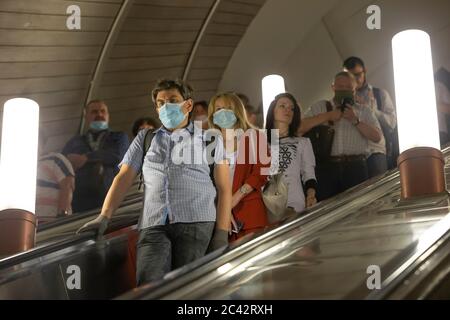 Moskau, Russland. Juni 2020. Menschen mit Gesichtsmasken fahren am 23. Juni 2020 auf der Rolltreppe einer U-Bahn-Station in Moskau, Russland. Russland verzeichnete 7,425 COVID-19 Fälle in den letzten 24 Stunden, was seine insgesamt auf 599,705, sagte das Coronavirus Response Center des Landes in einer Erklärung am Dienstag. Quelle: Alexander Zemlianichenko Jr/Xinhua/Alamy Live News Stockfoto