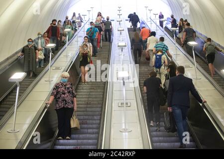 Moskau, Russland. Juni 2020. Menschen mit Gesichtsmasken fahren am 23. Juni 2020 auf der Rolltreppe einer U-Bahn-Station in Moskau, Russland. Russland verzeichnete 7,425 COVID-19 Fälle in den letzten 24 Stunden, was seine insgesamt auf 599,705, sagte das Coronavirus Response Center des Landes in einer Erklärung am Dienstag. Quelle: Alexander Zemlianichenko Jr/Xinhua/Alamy Live News Stockfoto