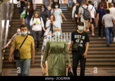 Moskau, Russland. Juni 2020. Menschen mit Gesichtsmasken gehen am 23. Juni 2020 in einer U-Bahnstation in Moskau, Russland, spazieren. Russland verzeichnete 7,425 COVID-19 Fälle in den letzten 24 Stunden, was seine insgesamt auf 599,705, sagte das Coronavirus Response Center des Landes in einer Erklärung am Dienstag. Quelle: Alexander Zemlianichenko Jr/Xinhua/Alamy Live News Stockfoto