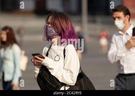 Moskau, Russland. Juni 2020. Menschen mit Gesichtsmasken gehen am 23. Juni 2020 auf einer Straße in Moskau, Russland. Russland verzeichnete 7,425 COVID-19 Fälle in den letzten 24 Stunden, was seine insgesamt auf 599,705, sagte das Coronavirus Response Center des Landes in einer Erklärung am Dienstag. Quelle: Alexander Zemlianichenko Jr/Xinhua/Alamy Live News Stockfoto