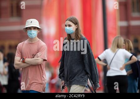 Moskau, Russland. Juni 2020. Menschen mit Gesichtsmasken gehen am 23. Juni 2020 auf einer Straße in Moskau, Russland. Russland verzeichnete 7,425 COVID-19 Fälle in den letzten 24 Stunden, was seine insgesamt auf 599,705, sagte das Coronavirus Response Center des Landes in einer Erklärung am Dienstag. Quelle: Alexander Zemlianichenko Jr/Xinhua/Alamy Live News Stockfoto