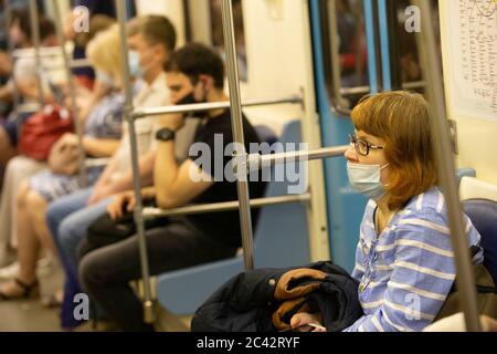 Moskau, Russland. Juni 2020. Passagiere mit Gesichtsmasken sitzen am 23. Juni 2020 in der U-Bahn in Moskau, Russland. Russland verzeichnete 7,425 COVID-19 Fälle in den letzten 24 Stunden, was seine insgesamt auf 599,705, sagte das Coronavirus Response Center des Landes in einer Erklärung am Dienstag. Quelle: Alexander Zemlianichenko Jr/Xinhua/Alamy Live News Stockfoto