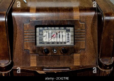 Ein aus Holz gezoegtes Konsolenradio aus der Zeit der 1940er Jahre der Marke Philco, das im Ft. Miles Museum, Cape Henloopen, DE. Stockfoto