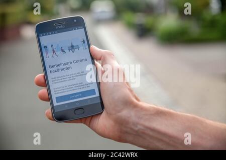 Die offizielle deutsche Corona Warnung App-Software wird am Tag ihrer Markteinführung auf einem Smartphone angezeigt (LEIPZIG, SACHSEN – 16. JUNI 2020) Stockfoto