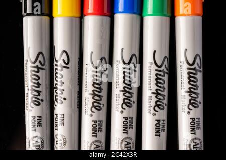 „SHARPIE“ Permanent Marker Stift isoliert gegen Schwarz Stockfoto