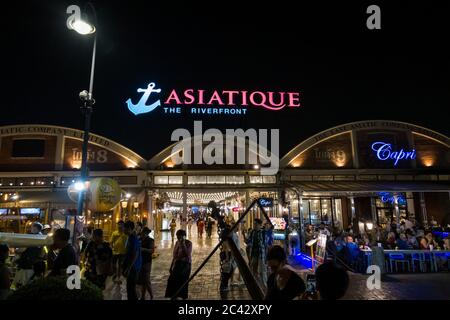 Asiatique bei Nacht. Das Riverfront ist ein großes Open-Air-Einkaufszentrum in Bangkok, Thailand. Es besetzt die ehemaligen Docks der East Asiatic Company und Gesichter Stockfoto