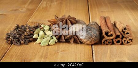 Haufen trockenes Gewürz Nelken, Haufen von trockenen verstreut unraffinierte Kardamom Samen, Bündel trockenen Anis Spice, getrocknet Muskatnuss Früchte, chemische Zimtstangen, liegen auf Stockfoto