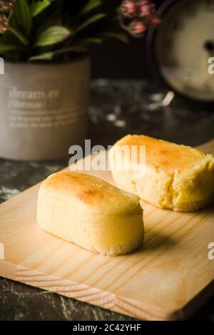 Japanischer Hanjuku (Japanische Halbgebackene Soufflés) Käsekuchen Stockfoto