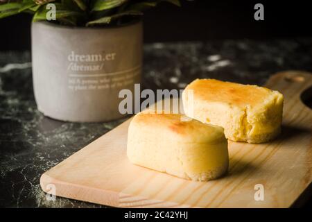 Japanischer Hanjuku (Japanische Halbgebackene Soufflés) Käsekuchen Stockfoto