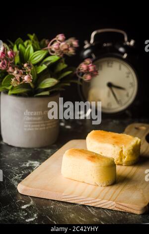 Japanischer Hanjuku (Japanische Halbgebackene Soufflés) Käsekuchen Stockfoto