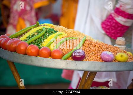 'Chana Chor' die gebratenen Samen, Bohnen, Zwiebeln Tomaten und andere bunte Lebensmittel auf dem Teller, die Straße Food-Stall in Jaipur Indien Stockfoto