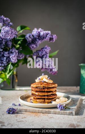 Glutenfreie Bananenpfannkuchen Stockfoto