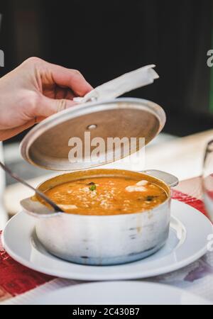 Topf mit portugiesischen traditionellen Gericht Arroz de Marisco oder Fisch Reis auf dem Tisch in lokalen Café in Lissabon, Portugal. Portugiesische nationale Küche Stockfoto