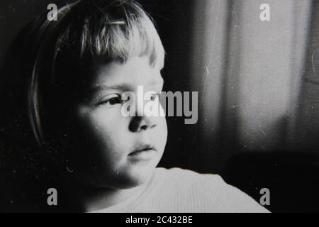 Feine 70er Jahre Vintage schwarz-weiß Lifestyle-Fotografie von einem jungen Mädchen zu Hause hängen und Spaß haben. Stockfoto