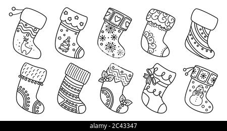 Weihnachtssocken Set in flacher Linie. Schwarz linear Cartoon Urlaub traditionelle und verzierte Strümpfe. Weihnachtssocken als Geschenk, verziert Stechpalme und Muster. Designkollektion für das neue Jahr. Vektorgrafik Stock Vektor