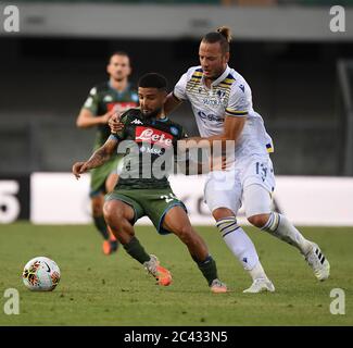 Neapel, Italien. Juni 2020. Napoli Lorenzo Insigne (L) spielt mit Veronas Amir Rrahmani während eines Fußballspiels der Serie A in Verona, Italien, 23. Juni 2020. Quelle: Alberto Lingria/Xinhua/Alamy Live News Stockfoto