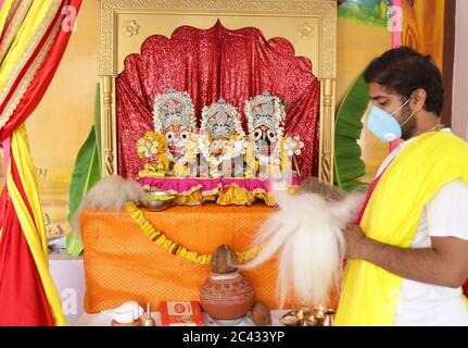 Beawar, Indien. Juni 2020. Devotee führen Puja von Lord Jagannath am Sanwaliya Seth Tempel anlässlich des Rath Yatra (Chariot Prozession) Festivals, inmitten der laufenden Coronavirus Pandemie in Beawar. (Foto von Sumit Saraswat/Pacific Press) Quelle: Pacific Press Agency/Alamy Live News Stockfoto