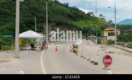 Macara, Loja / Ecuador - 4. April 2019: Ecuadorianischer Soldat im Dienst an der internationalen Brücke in Macara Stockfoto