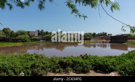 Mancora, Piura / Peru - April 10 2019: Blick auf die Lagune der Bruterei Leguana neben dem San Pedro Park Stockfoto