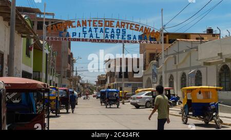 Catacaos, Piura / Peru - 6. April 2019: Tägliche Aktivität in der Straße der Handwerker im Zentrum der Stadt Catacaos Stockfoto