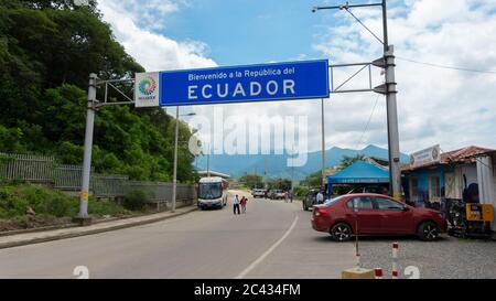 Macara, Loja / Ecuador - 4. April 2019: Touristen zu Fuß zum Migrationsbüro im Macara-Sektor an der Grenze zwischen Ecuador und Peru Stockfoto