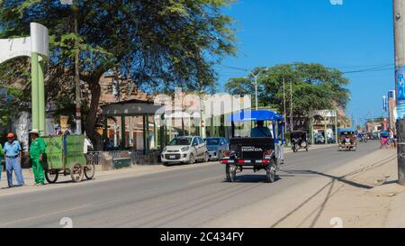 Mancora, Piura / Peru - 10 2019. April: Tägliche Aktivität auf der Hauptstraße in der Stadt Mancora Stockfoto