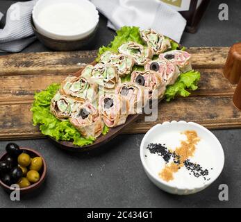 Salat in Lavaschrot auf einem Salatblatt Rollen Stockfoto