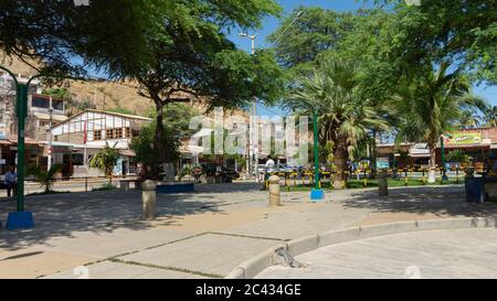 Mancora, Piura / Peru - April 10 2019: Tägliche Aktivität im Geschäftsviertel neben der Hauptstraße der Stadt Stockfoto