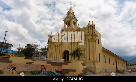 San Antonio de Macara, Loja / Ecuador - 4. April 2019: Mann, der tagsüber in der Nähe der Macara Matriz Kirche im Zentrum der Stadt spazierengeht Stockfoto