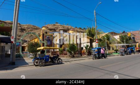 Mancora, Piura / Peru - April 10 2019: Menschen, die vor der Kirche Maria von Carmen auf der Hauptstraße der Stadt zu Fuß Stockfoto