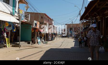 Mancora, Piura / Peru - April 10 2019: Menschen, die im Geschäftsviertel neben der Hauptstraße der Stadt spazieren Stockfoto