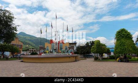 San Antonio de Macara, Loja / Ecuador - 4. April 2019: Blick auf den Altar a la Patria Denkmal in einem Park neben der Kirche von Macara Stockfoto